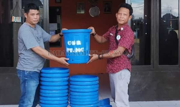 Musirawas Group menyerahkan sarana cuci tangan kepada Pemerintah Desa Asam Baru