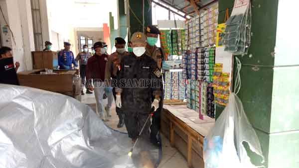 CEGAH COVID-19 : Bupati Seruyan bersama jajaran ikut menyemprot disinfektan ke sejumlah titik di dalam kota Kuala Pembuang. Selasa (31/3) kemarin.(HENDRI EDITIA/RADARSAMPIT)