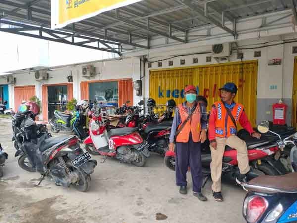 JUKIR: Area parkir di salah satu toko yang berada di kawasan jalan HM Arsyad(DIAN TARESA/RADAR SAMPIT)