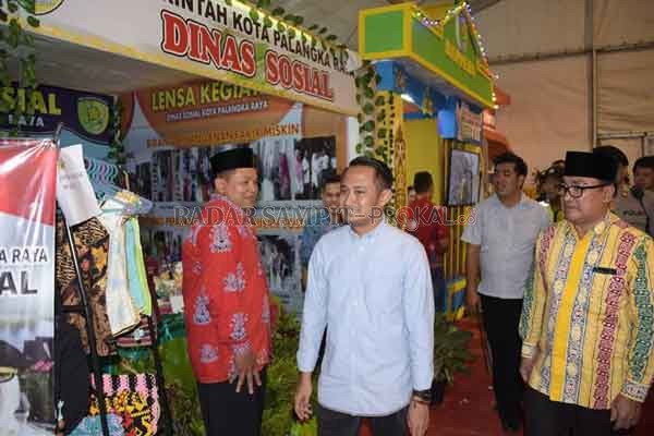 TINJAU: Wali Kota Palangka Raya Fairid Naparin meninjau stan UMKM pada kegiatan di Palangka Raya, beberapa waktu lalu.
