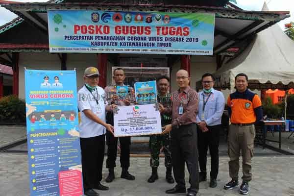 BANTUAN: Kepala Bank Kalteng Cabang Sampit H. Tajudinnor Asra menyerahkan CSR kepada Kepala Dinas Kesehatan Kotim dr. Faisal Novendra Cahyanto di Posko Gugus Tugas Penanganan Corona Virus, Rabu (1/4).