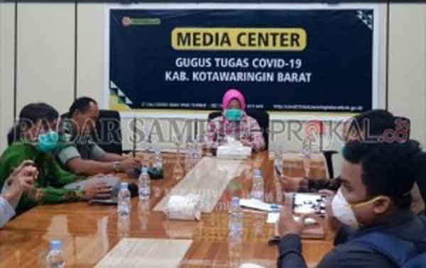 POSITIF COVID-19 : Bupati Kotawaringin Barat Hj Nurhidayah saat konferensi pers terkait temuan pasien positif Covid-19 di media center Pemkab Kobar, Jumat (3/4)