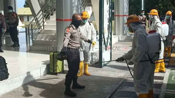 PEMERIKSAAN : Penyemprotan disinfektan ke tubuh siswa Setukpa dari Polda Kalteng yang baru tiba dari Sukabumi sebelum menjalani karantina mandiri.(Istimewa/Polda Kalteng)
