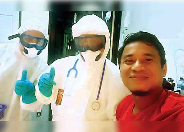 PANTANG MENYERAH: Yunan Helmi di ruang isolasi RSUD Ulin, Banjarmasin. (YUNAN HELMI FOR JAWA POS GROUP)