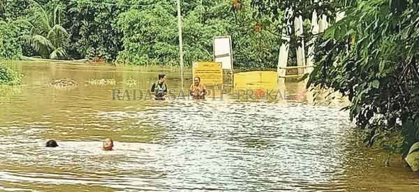 BENCANA: Banjir akibat luapan anak  Sungai Barito yang merendam Desa Benangin di Kecamatan Teweh Timur, kemarin dan dikhawatirkan akan semakin meluas.(Istimewa :)