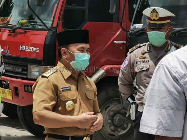 SIDAK : Gubernur Kalteng Sugianto Sabran saat sidak kendaraan angkutan milik PBS di Satlantas Polres Kobar, Senin (6/4).(HUMAS PROTOKOL FOR RADAR PALANGKA)