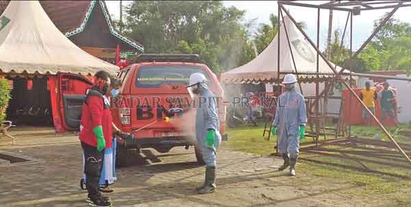 STERILISASI: Petugas sedang disterilisasi usai melakukan penyemprotan di sejumlah lokasi, setelah ditemukannya warga yang terjangkit virus korona di Kotim, Minggu (5/4).(YUNI/RADAR SAMPIT)
