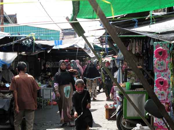 Aktivitas di Pasar Keramat, Selasa (7/4).(USAY NOR RAHMAD/RADAR SAMPIT)