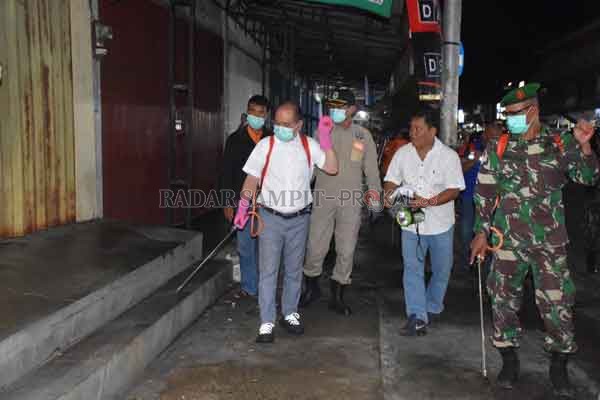 PERANGI PANDEMI: Bupati Kapuas Ben Brahim S Bahat menyemprotkan disinfektan di kawasan Pasar Sanjaya, Kuala Kapuas, beberapa waktu lalu.