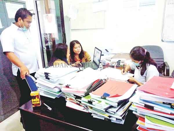 PENCAIRAN: Aktivitas pegawai di bidang Pemerintahan Desa pada DPMD Kabupaten Gumas, yang mengecek persyaratan pengajuan pencairan dana desa tahap pertama tahun 2020, Senin (6/4) pagi.(ARHAM SAID/RADAR SAMPIT)