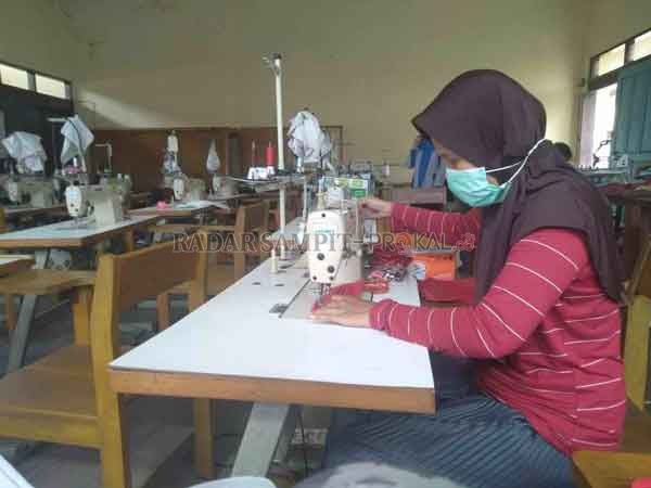 PEDULI: Balai Latihan Kerja (BLK) Dinas Tenaga Kerja dan Transmigrasi (Disnakertrans) Kotim membuat masker untuk dibagikan secara gratis. (DIAN TARESA/RADAR SAMPIT)
