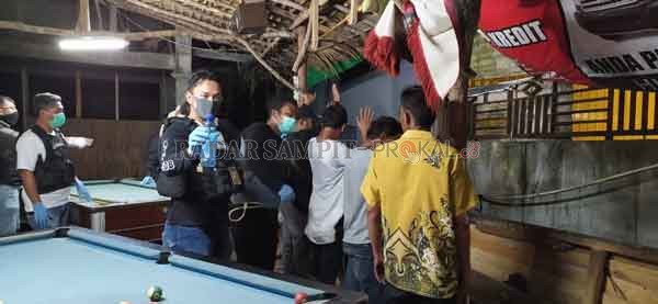 BANDEL : Satreskrim Polres Kobar mengamankan warga yang kedapatan berada di luar rumah dan melakukan kegiatan seperti miras dan biliard, Selasa (7/4) pukul 23.00 WIB.(SULISTYO/RADAR PANGKALAN BUN)