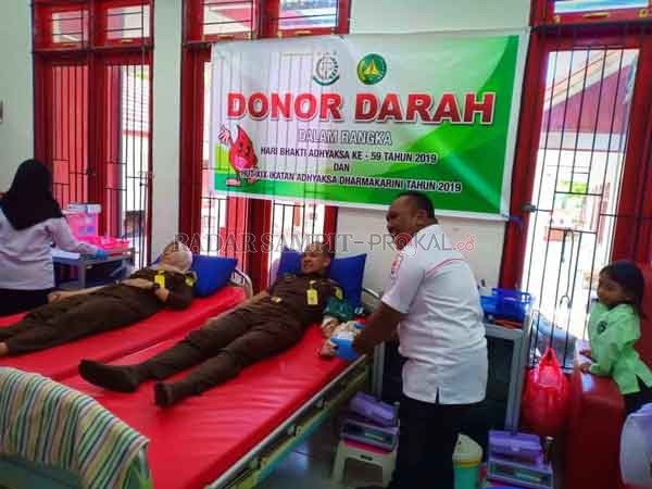 DONOR: Beberapa warga yang melakukan donor darah di sekretariat Palang Merah Indonesia (PMI), Sampit.(IST/RADAR SAMPIT)