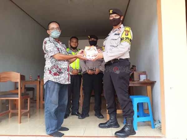 BANTUAN : Wakapolres Gumas Kompol Theodorus Priyo Santosa (kanan) bersama Kabag Ops AKP Aries Nugroho, dan Kasat Lantas AKP Rikky Operiady menyerahkan bantuan yang diterima Ketua PWI Gumas Popy Oktovery.(PWI GUMAS FOR RADAR SAMPIT)