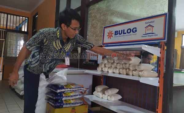 GULA MAHAL : Harga gula di pasaran kini melambung tinggi, namun di sisi lain Bulog tidak bisa menggelar operasi pasar karena kosongnya stok.(RINDUWAN/RADAR PANGKALAN BUN )