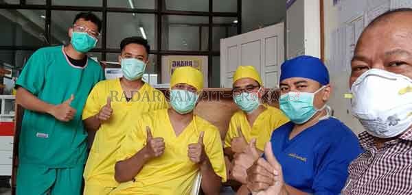 WAJIB MASKER : Para petugas kesehatan di RSUD Sultan Imanuddin Pangkalan Bun saat menunjukkan cara mengenakan masker yang sesuai.(RSUD/ RADAR PANGKALAN BUN)