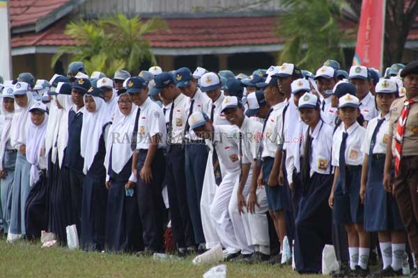 UPACARA: Terlihat pelajar SMP di Kotim, sedang mengikuti upacara, dan saat ini mereka harus belajar mandiri di rumah, karena terdampak wabah pandemi virus korona yang terjadi di Kotim.(DOK.RADARSAMPIT)