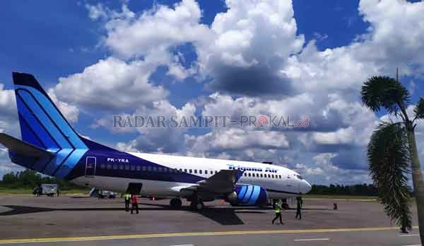 STOP PENERBANGAN : Pesawat Trigana Air saat parkir di Apron Bandara Iskandar Pangkalan Bun. Mulai 13 April (hari ini) maskapai akan stop jadwal penerbangan hingga akhir bulan nanti. (RINDUWAN/RADAR PANGKALAN BUN )