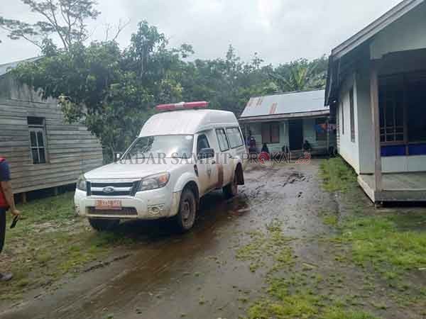 DIJEMPUT: Tim medis dari Satgas Covid-19 Kabupaten Kapuas menjemput warga asal Mantangai menggunakan ambulans.(SATGAS COVID-19 KAPUAS For RADAR SAMPIT)
