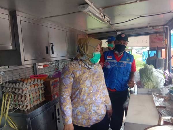 PANTAU POSKO : Bupati Kotawaringin Barat (Kobar) Hj Nurhidayah melakukan pengecekan posko pemeriksaan kesehatan di Desa Amin Jaya, Kecamatan Pangkalan Banteng, Sabtu (11/4). Kawasan itu menjadi perhatian khusus karena menjadi wilayah perbatasan dengan Kec