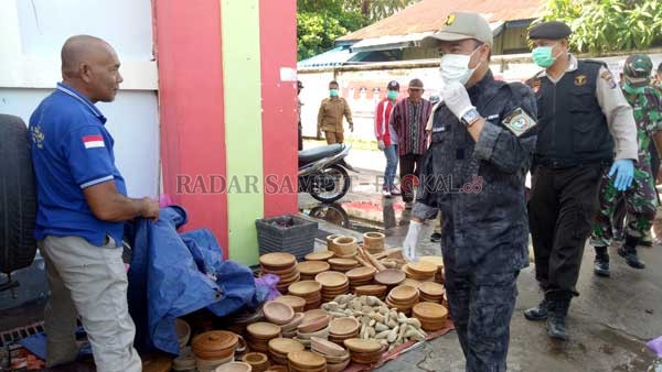 TINJAU: Bupati Seruyan Yulhaidir saat mengunjungi Pasar Saik Kuala Pembuang, meminta masyarakat untuk ikut bersama melawan virus korona.(HENDRIEDITIA/RADARSAMPIT)