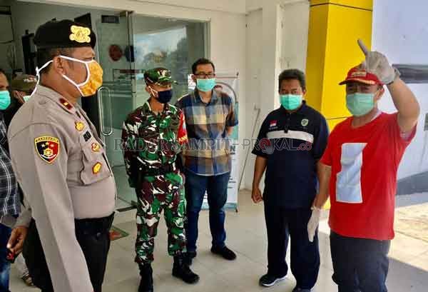 TINJAU: Bupati Seruyan saat mengunjungi sejumlah posko - posko yang ada dipintu masuk sejumlah desa - desa di Seruyan, Minggu (12/4).(PROTOKOL/RADARSAMPIT)