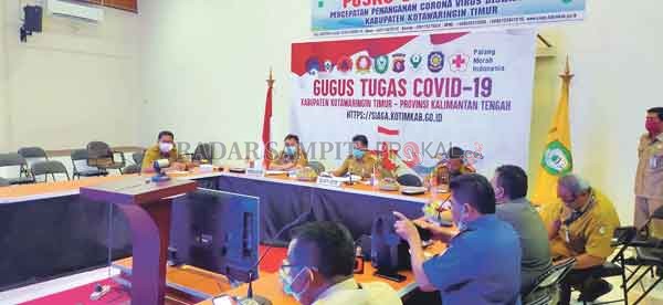 TELEKONFERENSI : Bupati Kotim Supian Hadi saat mengikuti teleconference bersama Gubernur Provinsi Kalimantan Tengah Sugianto Sabran, Senin (13/4).(YUNI/RADAR SAMPIT)