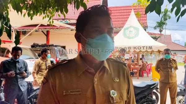 WAWANCARA: Bupati Kotim Supian Hadi saat diwawancarai awak media, Senin (13/4).(YUNI/RADAR SAMPIT)