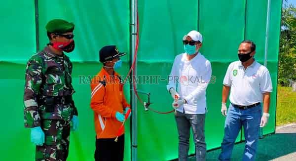 SIDAK : Bupati Kotim Supian Hadi saat melakukan inspeksi mendadak (sidak) di Posko Gugus Tugas Covid-19 Kecamatan Teluk Sampit, Minggu (12/4).(YUNI/RADAR SAMPIT)