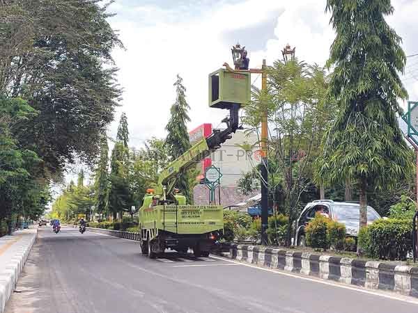 Lampu: Pemasangan lampu jalan yang pernah dicuri.(DIAN TARESA/RADAR SAMPIT)