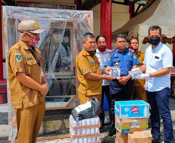 BANTUAN : Tim Gugus Tugas Covid-19 Kotim menerima bantuan dari Komite Olahraga Nasional Indonesia (KONI), Selasa (14/4).(YUNI/RADAR SAMPIT)