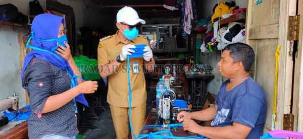 TINJAU: Bupati Kotim Supian Hadi saat meninjau langsung pembuatan masker yang di pesan Pemkab Kotim di Pasar Berdikari, untuk nantinya masker tersebut dibagikan kepada masyarakat Kotim, Selasa (14/4).(YUNI/RADAR SAMPIT)