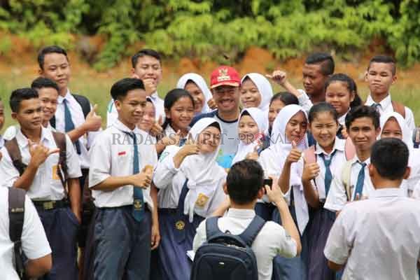 BELAJAR DARI RUMAH : Bupati Seruyan saat foto bersama dengan pelajar di Kabupaten Seruyan ketika kunjungan ke sekolah mereka beberapa waktu lalu.(DOK PEMKAB SERUYAN/RADAR SAMPIT)