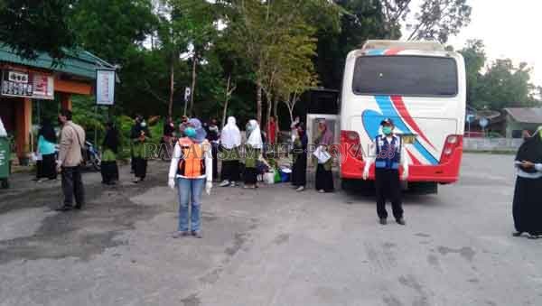 DARI ZONA MERAH ; Puluhan santriwati asal Pondok Pesantren Darul Hijrah Putri Martapura, Kalimantan Selatan diwajibkan menjalani isolasi mandiri selama 14 hari di rumahnya masing - masing.(ISTIMEWA/RADAR PANGKALAN BUN)