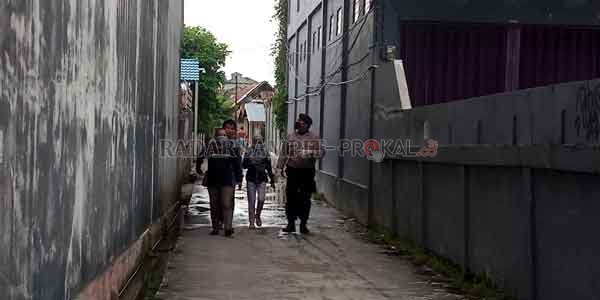 HOAX : Anggota Polsek Ketapang melakukan pengecekan diduga lokasi video aksi pencurian yang beredar di  media sosial, Kamis (16/4) kemarin.(IST/RADAR SAMPIT)