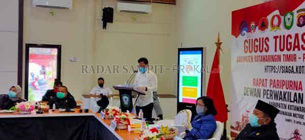 PAPARAN: Bupati Kotim Supian Hadi saat berpidato pada Rapat Paripurna DPRD Kotim ke 5,6 dan 7 yang berlangsung di Aula Command Center Dinas Komunikasi dan Informatika Kotim, Rabu (15/4). (YUNI/RADAR SAMPIT)