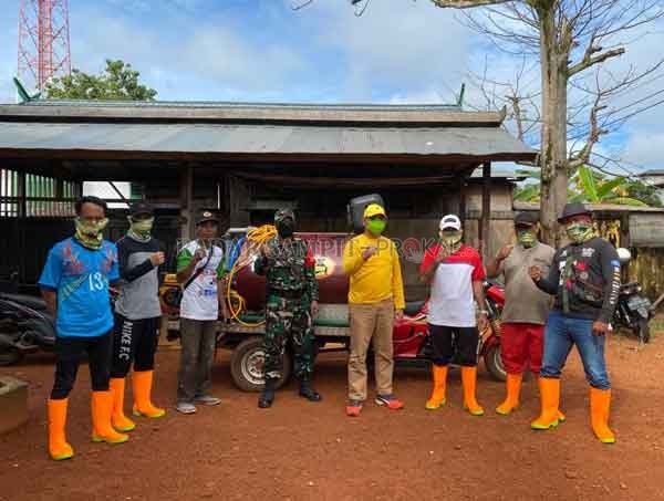 CEGAH KORONA : Anggota DPRD Kotim bersama warga hendak melakukan aksi penyemprotan ke pemukiman warga pedesaan.(DPRD KOTIM FOR RADAR SAMPIT)