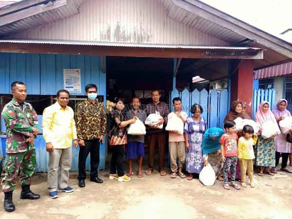 PEDULI : Anggota DPRD Seruyan Atinita (empat dari kiri) bersama dengan anggota DPRD Seruyan Fraksi Golkar lainnya saat membagikan sembako kepada sejumlah masyarakat kurang mampu yang ada di dalam Kota Kuala Pembuang belum lama ini.((ALDI SETIAWAN/RADAR SA