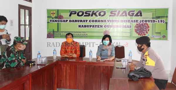 SAMPAIKAN: Juru Bicara Gugus Tugas Pencegahan Covid-19 di Kabupaten Gumas Maria Efianti (dua dari kanan) didampingi Kepala BPBD Champili (dua dari kiri), Pabung Kodim 1016/Plk Mayor Inf Wiyanto (ujung kiri), dan Kabag Ops AKP Aries Nugroho (ujung kanan),