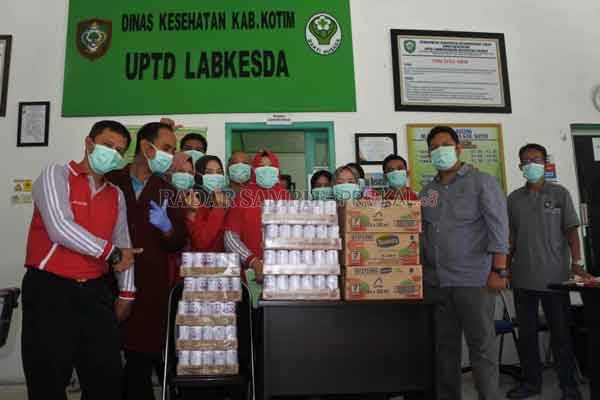 PEDULI BENCANA: DPD Real Estate Indonesia Kabupaten Kotawaringin Timur menyerahkan bantuan kepada Labkesda Kotawaringin Timur.