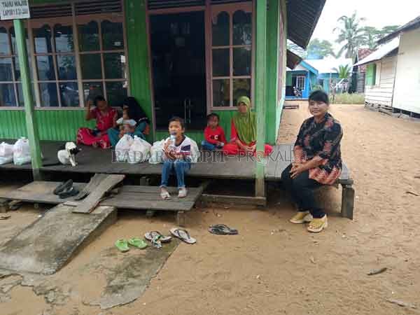 WAKIL RAKYAT: Anggota DPRD Seruyan Atinita (kanan) saat berkunjung ke salah satu rumah warga untuk memberikan bantuan sembako bagi masyarakat yang ada di dalam kota Kuala Pembuang belum lama ini. (ALDI SETIAWAN/RADAR SAMPIT)