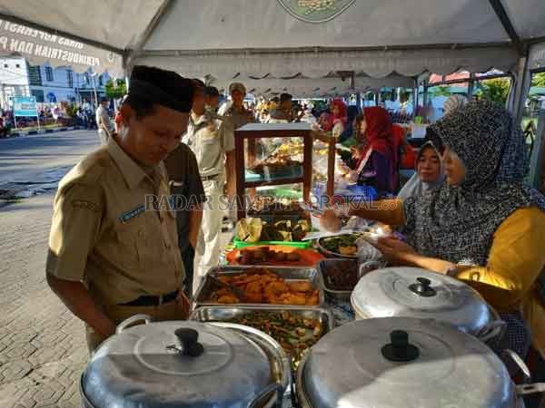 PASAR RAMADAN ; Tampak masyarakat membeli makanan di pasar ramadan untuk berbuka puasa tahun lalu. Pemkab Seruyan telah memutuskan bahwa tahun ini tidak aka nada lagi pasar ramadan.(DOK HENDRI EDITIA/RADAR SAMPIT)