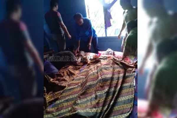 BENCANA: Jasad korban terseret arus sungai yang merupakan ibu dan anak, yakni Atet (28) dan Etra (5) saat sudah berada di rumah duka, Minggu (19/4).(Istimewa/warga)