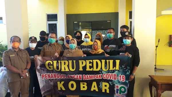 GURU PEDULI: Perwakilan Guru yang tergabung dalam Guru Peduli Penanggulangan Covid-19 secara simbolis menyerahkan bantuan beras sebanyak 2 ton kepada Bupati Kobar Hj Nurhidayah, Selasa (21/4).(ISTIMEWA/RADAR PANGKALAN BUN)