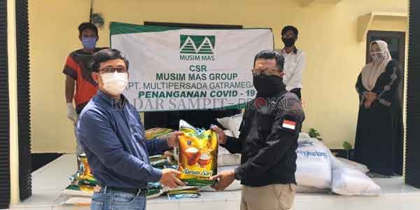 PEDULI COVID-19: Manager Humas PT MPG Abidin (kiri) menyerahkan bantuan yang diterima Kasat Intelkam Polres Barut.(PT MPG FOR RADAR SAMPIT)