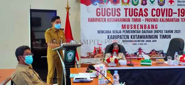 SAMBUTAN: Bupati Kotim Supian Hadi saat memberikan sambutan dalam Musyawarah Perencanaan Pembangunan (Musrenbang) Rencana Kerja Pemerintah Daerah (RKPD) Kabupaten yang dilakukan via media elektronik atau video conference di ruang Command Center Kantor Din