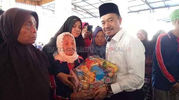 SERAHKAN BANTUAN ; Bupati Seruyan Yulhaidir saat menyerahkan bantuan untuk para warga lanjut usia. Saat ini ribuan lansia kembali diusulkan untuk dapat BLT. (foto diambil sebelum dampak Covid-19).(DOK HENDRI EDITIA)