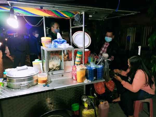 Sekretaris Daerah (Sekda) Kotim Halikinnor, mendatangi sejumlah warga yang masih nekat berkumpul di Taman Kota Sampit.(RADAR SAMPIT)