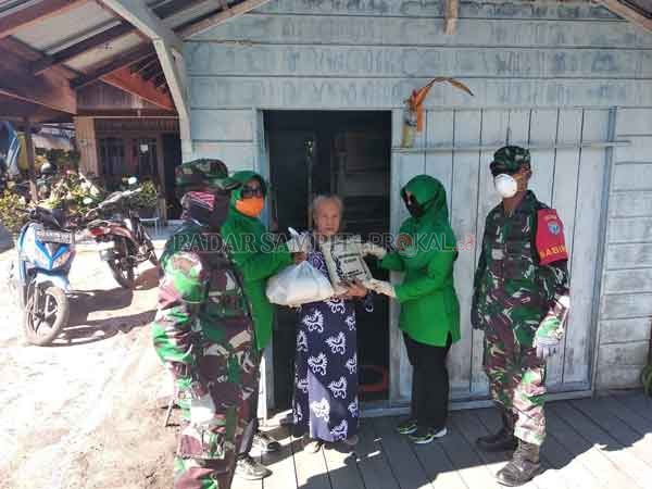 SEMANGAT KARTINI: Persit Kodim 1015/Spt menggelar bakti sosial paket sembako di Desa Telaga Baru, Selasa (21/4).(DINTYA AYU PURIKA/RADAR SAMPIT)