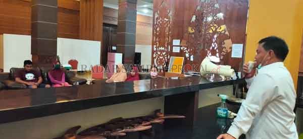 BERI SEMANGAT: Sekda Kotim Halikinnor saat melihat kondisi para tenaga kesehatan (Nakes) di Rumah Jabatan (Rujab) Bupati Kotim, yang digunakan para Nakes sebagai tempat peristirahatan, Rabu (22/4).